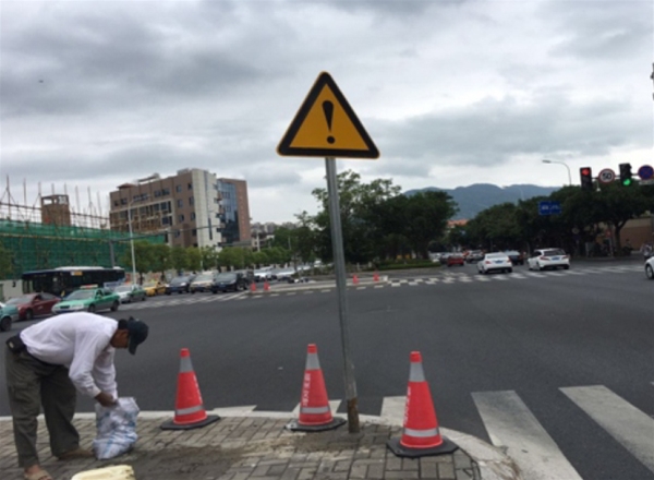 交通警告標志牌
